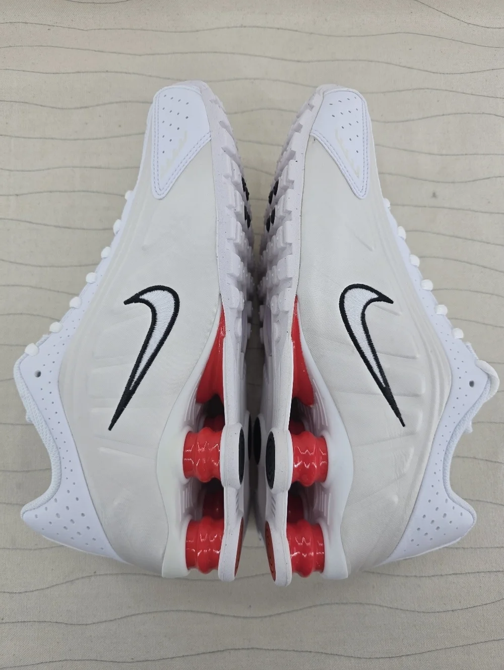 Nike Youth Shox R4 GS White Phantom Red Running Shoes CW2626-102 Size 7Y NEW